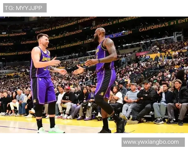 东契奇砍下30分7助攻詹姆斯贡献19分7篮板湖人逆袭雷霆夺取胜利