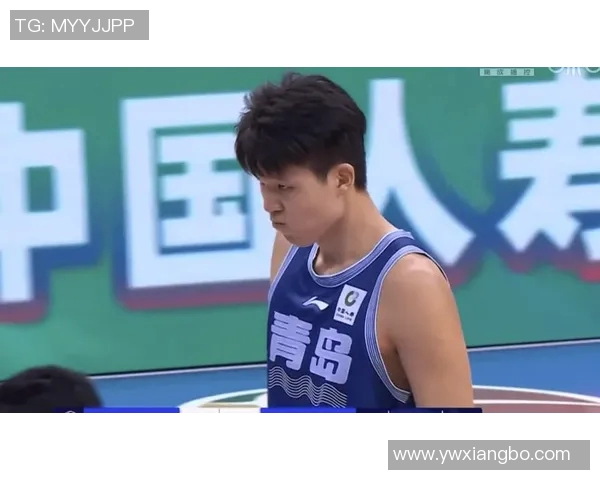 杨瀚森晃开防守 侧翼三分空心入网 杨瀚森晃开防守 侧翼三分空心入网